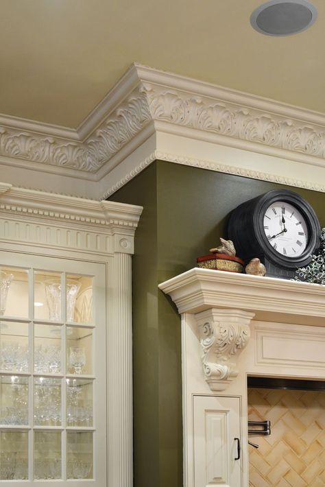 Molduras artesanales Baseboard Styles, Busy Kitchen, Crown Moldings, Wall Molding, Kitchen Design Ideas, Crown Molding, Baseboards, Ceiling Design, Moldings And Trim