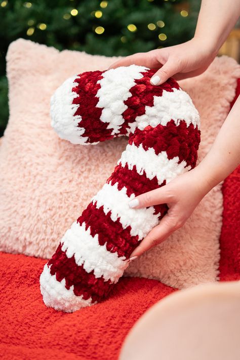 Candy Cane Pillow, Crochet Candy Cane, Crochet Candy, Crochet Pillow Patterns Free, Crochet Mittens Pattern, Christmas Crochet Patterns Free, Confection Au Crochet, Crochet Xmas, Candy Cane Ornament