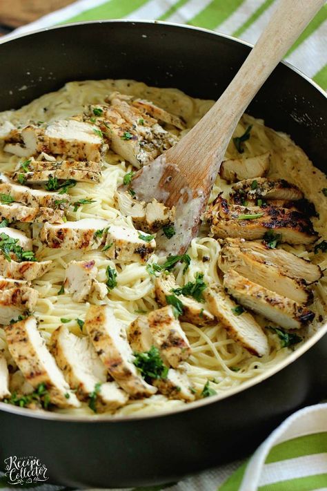 Basil Pesto Chicken Alfredo - An easy, delicious, and quick 30 minute chicken dinner recipe! Pesto Fettucini, Comfort Chicken, Pesto Alfredo, Alfredo Recipes, Basil Pesto Chicken, Boiled Chicken Recipes, Minute Chicken, Chicken Dinner Recipe, Pesto Pasta Recipes