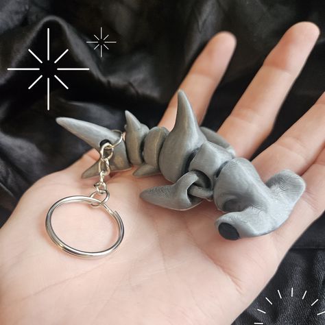 A 3d printed plastic flexi articulated moving durable  hammer head shark keychain perfect gift or fisherman accessory. Can be a kids fidget toy, or decor. Grey shark ocean life sea creature animal pretend play toy figure for kids fidget keychain sencory toy Shark Themed Gift Basket, Whale Shark Keychain, Shark Things To Buy, Cute Things To 3d Print, 3d Print Keychain, Shark Gift Ideas, 3d Printed Stuff, Shark Items, Shark Keychain