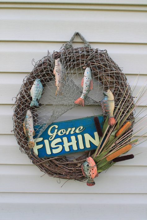 Fishing wreath. Gone fishin. Father's Day gift. by JBakerDesign @ Etsy Fishing Craft Ideas, Fishing Crafts, Fishing Wreath, Lake Decor, Fish Crafts, Fishing Birthday, Fishing Decor, Lake House Decor, Fishing Theme