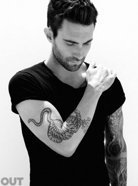 Usually I am afraid of snakes, BUT the man attached to this snake can eat crackers in my bed anytime! Adam Levine Tattoos, Tattooed Men, Jamie Mcguire, The Maxx, Out Magazine, Travis Barker, Actrices Hollywood, Tiger Tattoo, Adam Levine