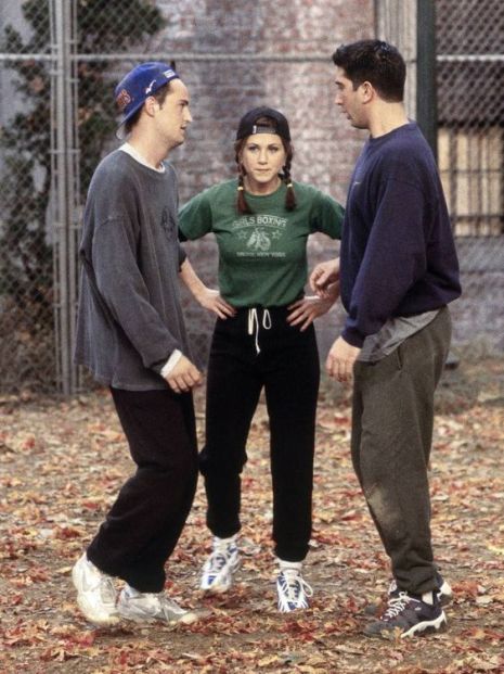 Rachel Green's Top 10 Looks From Friends - Society19 UK Rachel Green Outfits, Outfits Primavera, Interview Outfits, Converse Outfits, Vans Outfit, Seventies Fashion, 90s Outfit, Rachel Green, Friend Outfits