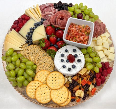 Circle Cheese Board Ideas, Cheese Plater Ideas Party Platters, Snack Platter Ideas Simple, Simple Cheese And Cracker Board, Platter Ideas, Diy Cheese And Cracker Platter, Cheese Platter, Charcuterie Vegan, Cheese Platter Presentation