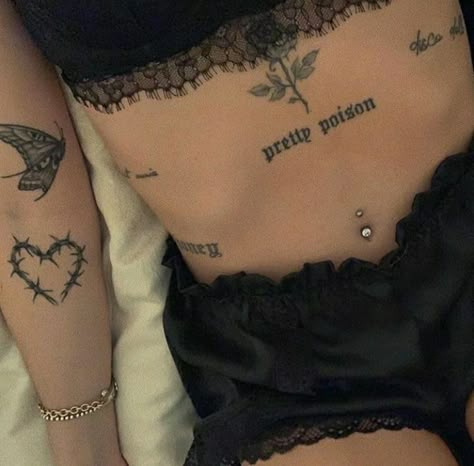 Tattoo Inspo Grunge, Tattoo Ideas Grunge, Grunge Tattoo Ideas, Grunge Tattoo, Inspiration Tattoos, Stomach Tattoos, Stylist Tattoos, Discreet Tattoos, Dainty Tattoos