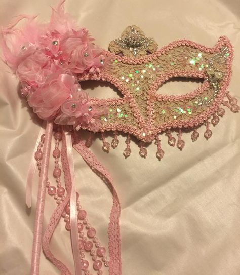 Pink Mascarade Mask, Pink Masquerade Outfit, Topeng Aesthetic, Coquette Masquerade, Pink Masquerade Dress, Mascara Ball, Briar Beauty Aesthetic, Mascaras Aesthetic, Masquerade Mask Aesthetic