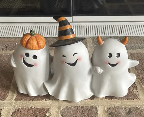 Fall Clay Sculptures, Air Dry Clay Halloween Crafts, Clay Halloween Ideas, Fall Clay Ideas, Halloween Ceramics Ideas, Hay Bale Art, Decorating Pumpkins, Clay Ghost, Halloween Cake Decorating