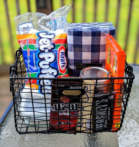 Fire Pit Baskets Gift Ideas, S’mores Kit Gift, Smores Gift Basket Ideas Diy Kits, Smore Kit Gift Basket, S’mores Raffle Basket Ideas, S’more Basket Ideas, S’mores Raffle Basket, Smores Kit Gift Basket, S’mores Fundraiser Basket