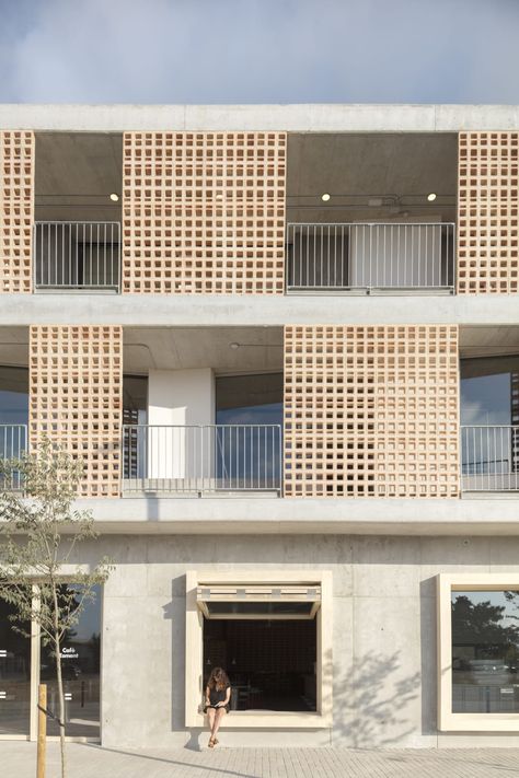 Wabi Sabi Exterior, Social Housing Architecture, Urban Housing, Facade Architecture Design, Brick Architecture, Social Housing, Concrete Structure, Building Facade, Facade Architecture