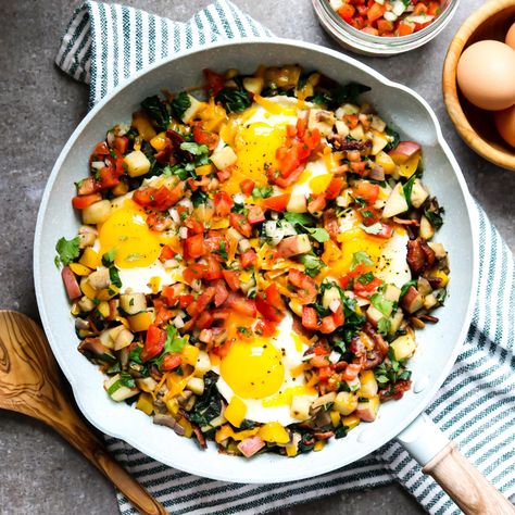 Southwest Breakfast, Veggie Hash, Breakfast Skillet, Easy Mediterranean Diet Recipes, Fiber Diet, Multigrain, Skillet Meals, Mediterranean Diet Recipes, Hearty Breakfast