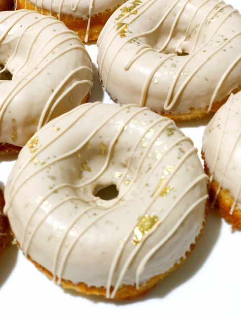 Gold Donuts, Dessert Bar Wedding, Pastry Recipes, Love Chocolate, Wedding Desserts, Dessert Bars, Cake Pops, Donuts, Pastry