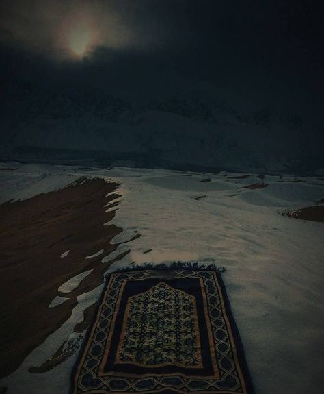 Islamic Pictures Boy, Muslim Pictures, Night Scenery, Islamic Artwork, Islamic Paintings, Islamic Wallpaper, Islamic Pattern, Dark Photography, Alam Yang Indah