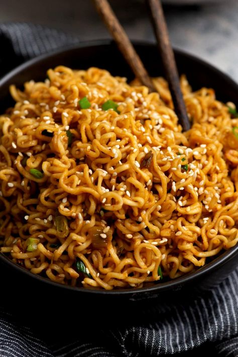 Sesame Garlic Ramen Noodles, Sesame Garlic Ramen, Garlic Ramen Noodles, Soy Noodles, Garlic Ramen, Spicy Ramen Noodles, Garlic Noodles Recipe, Pork Ramen, Easy Ramen