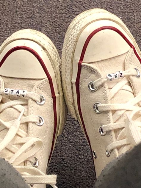 Stay Shoes Skz, Shoes Beads Diy, Skz Sneakers, Aesthetic Earring Holder, Stray Kids Accessories, Converse Accessories Diy, Sewing Converse, Converse Ideas Diy, Straykids Converse