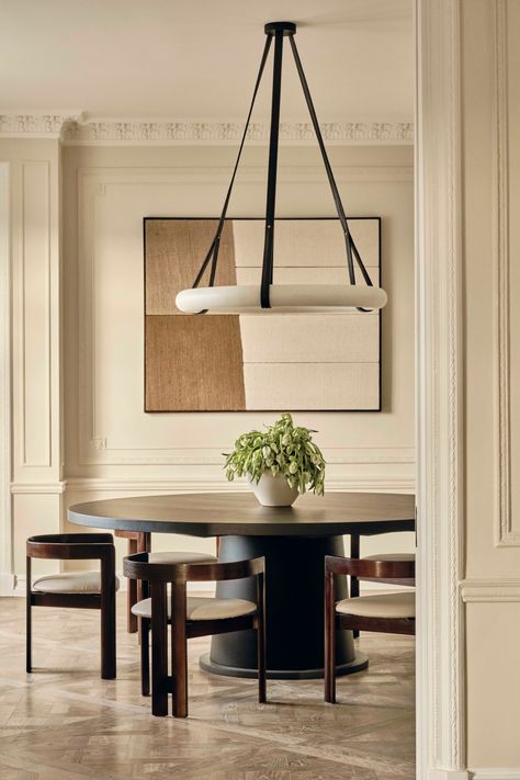 Marylebone apartment banda – Vogue Australia Parisian Dining Room, Banda Property, Colonial Interior Design, Neutral Dining Room, Mid Century Modern Dining Room, Dining Table In Living Room, Minimalist Dining Room, Classic Interior Design, Luxury Dining Room