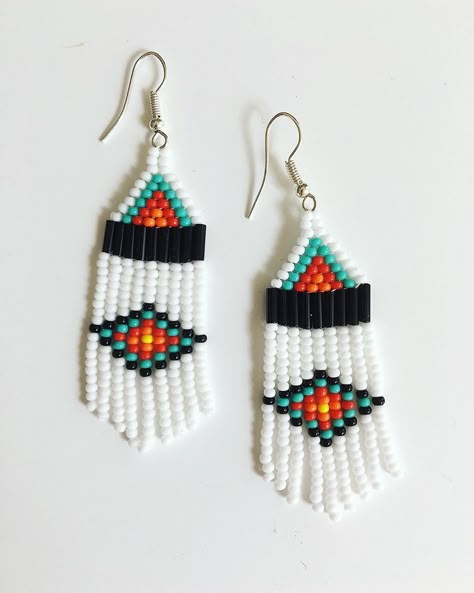 Small Fringe Earrings, Small Beaded Earrings, Seed Bead Ideas, Small Fringe, Bead Jewelry Patterns, Diy Seed Bead Earrings, Native Earrings, Seed Bead Jewelry Patterns, Native Beading Patterns