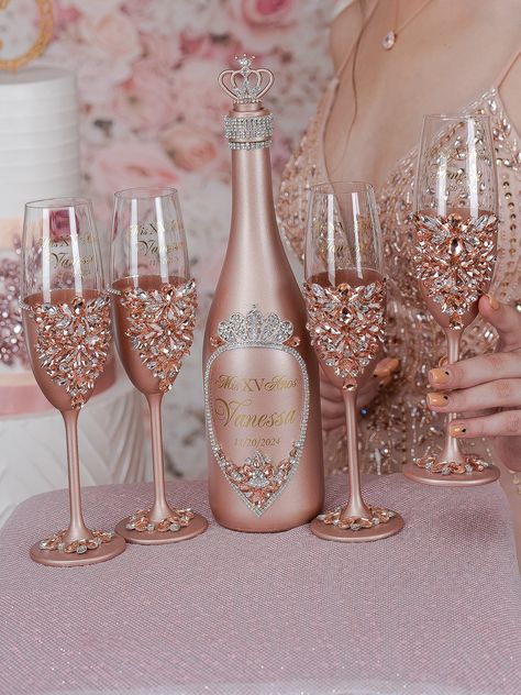 Make Your Quinceañera Celebration unique with Rose Gold Champagne Bottle and 4 Glasses Set - Ready to Be Filled with Joy, Best Quince Memories, and New Beginnings! Raise a toast to your journey to adulthood with a beautifully personalized Champagne Bottle and 4 Glasses, customized just for You. Set includes:~ bottle (empty) ~ 4 glasses.All the items are hand-made.Can be personalized with name and date of your celebration.We can decorate this set with any color or text you want. Rose Gold Centerpiece Quinceanera Butterfly, Champagne Pink Decorations, Rose Gold And Silver Wedding Theme, Sweet 16 Champagne Glasses, Rose Gold Xv Decorations, Rose Gold Quinceanera Centerpiece Ideas, Quinceanera Brindis Set, Quinceanera Copas, Pink Quince Centerpieces