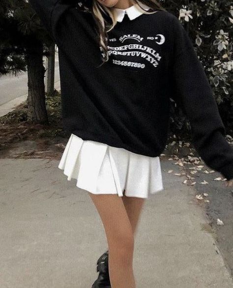 #wattpad #fanfiction I'm bored and and and um turning red is interesting 😁 Hoodie With Skirt, Sweatshirts Outfit, Sweatshirts Aesthetic, Goth Hoodie, Preppy Aesthetic Outfits, Hoodies Streetwear, Y2k Sweatshirt, Girl Y2k, Aesthetic Print