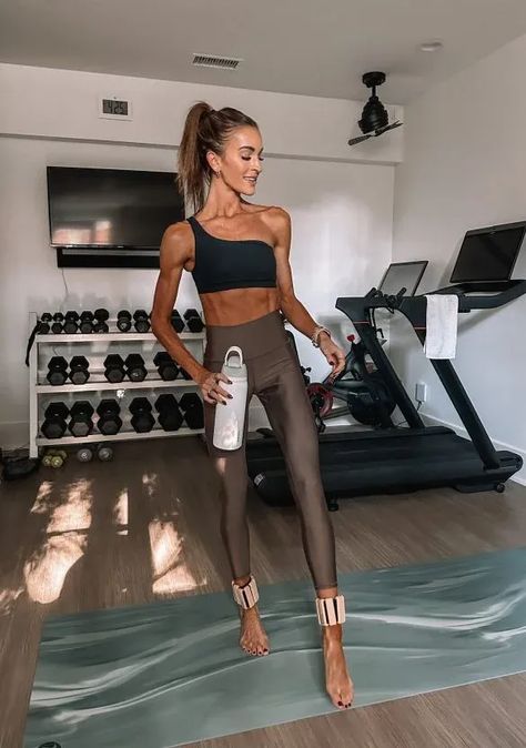 Strong Slim Women, Womens Fitness Inspiration Body, Petite Fitness Inspiration, Toned Woman Aesthetic, Workout Outfits 2023, Fitness Woman Aesthetic, Fitness Outfits Women Gym, Fit Inspire, Aesthetic Body Goals