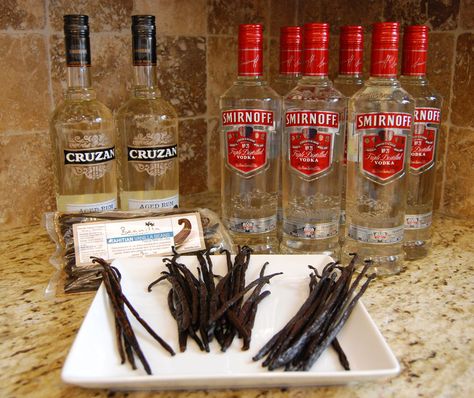 Diy Extracts, Make Vanilla Extract, Vanilla Extract Recipe, Homemade Vanilla Extract, Homemade Spices, Homemade Seasonings, Homemade Vanilla, Food Yummy, Vanilla Sugar