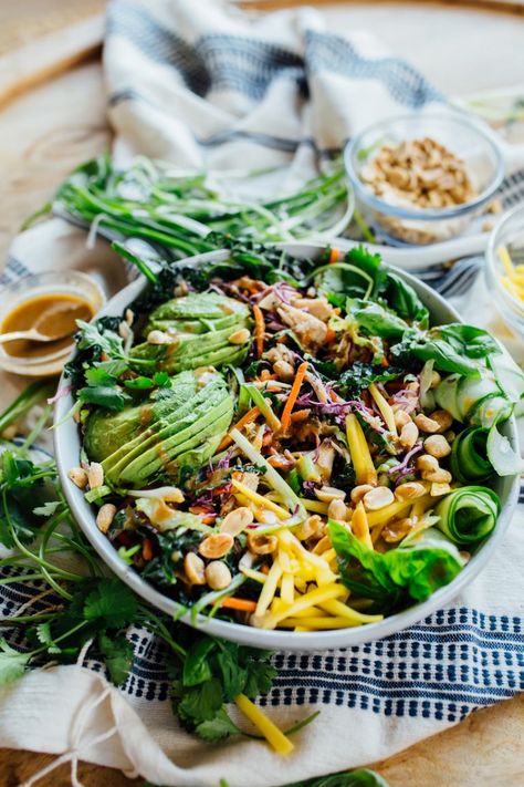 Scallion Chicken, Spicy Peanut Dressing, Summer Lunch Recipes, Tuscan Kale, Thai Chicken Salad, Thai Salad, Spicy Peanut Sauce, Salad Recipes Video, Peanut Dressing