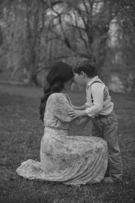 Mom ane son pictures black and white Mommy And Son Pictures, Mother And Son Pictures, Hanuman Black, Mom And Son Aesthetic, Pictures In Field, Son Pictures, Mother Son Photos, Pictures Black And White, Mom And Son