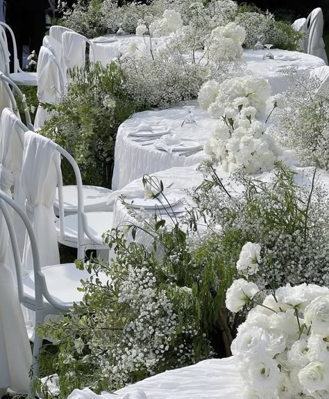 Minimalistic Wedding Decor, Tables For Wedding, Sophisticated Wedding Reception, Linen Aesthetic, Wedding Drapery, White Floral Centerpieces, Wedding Trends 2024, Chic Wedding Decor, White Floral Arrangements