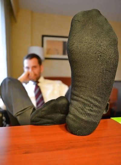 Well Dressed Men and Their Socks — rcmilano: WORKING HARD 3.0. Socks Pictures, Socks And Loafers, Dad Socks, Men In Socks, Mens Socks Fashion, Sock Lovers, Feet Socks, Foot Socks, Mens Dress Socks