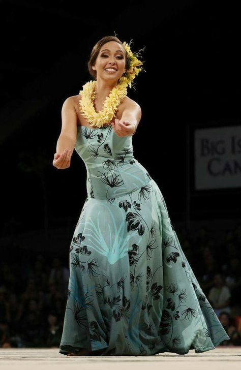 Juleyn Machiko Kaloke Kaluna 1st Runner Up Hula Hālau ʻO Kamuela Kumu Hula - Kunewa Mook & Kauʻionālani Kamanaʻo Merrie Monarch, 2017 Merrie Monarch Hair, Hula Dress, Merrie Monarch Festival, Hawaiian Woman, Hawaii Hula, Hawaiian Dancers, Polynesian Dance, Hawaiian Crafts, Hula Dance