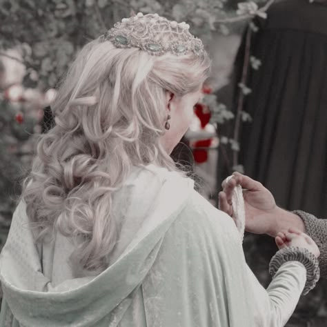 White Hair Princess Aesthetic, Targaryen Princess Aesthetic, White Haired Princess, Medieval Princess Aesthetic, Helaena Targaryen Aesthetic, White Princess Aesthetic, Royal Aesthetic Princess, Aesthetic Royal, Medieval Girl