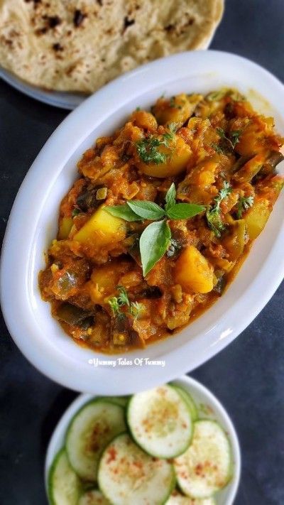 Baingan Aloo (Eggplant Potato Curry) - Yummy Tales Of Tummy Aloo Baingan Recipe, Baingan Masala, Aloo Baingan, Baingan Recipe, Dry Curry, Eggplant Curry, Vegan Eggplant, Punjabi Style, Tomato Gravy