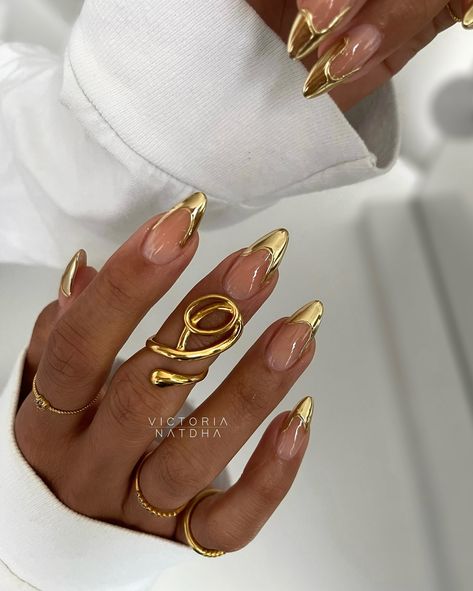 Liquid gold tips with a slim 3D swirlie for my chrome babe 🤝🏽💛 ad/ Painted using @omnialuxeofficial Fine Liner Dual ✨ ————————————————————————— #omnialuxe #naglarstockholm #thenailconnection #nailjunkie #thenailbabe #nailtop #nokti #unhas #nailproducts #nailsupplies #bossnails #nailart #nailartvideo #nailarttutorial #nailtutorial #nailart #crystalnails #autumnnails #babenails #nailproducts #summernails #almondnails #fallnails #handpaintednails #blacknails #goldnails #goldchromenails #goldch... Chrome Drip Nails, White Nails With Gold, Gold Chrome Nails, Drip Nails, Gold Tips, Nail Art Videos, Gold Chrome, Liquid Gold, Crystal Nails