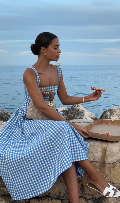 Italy Outfit Ideas Spring, Outfits For Italian Summer, Beach Outfit Elegant, Summer Vacation Aesthetic Outfits, Elegant Beach Outfit Classy, Italian Outfits Summer, Spring In Europe Outfits, Italian Spring Outfits, Rome Outfits Spring