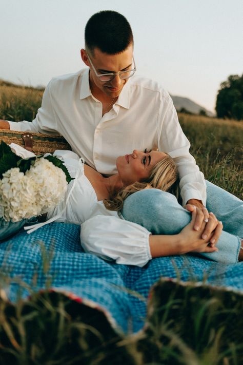 Engagement Photos Sitting On Blanket, Couple Sitting On Blanket Poses, Couple Poses Laying Down, Seated Couple Poses, Sitting Couples Poses, Couple Photoshoot Sitting, Sitting Together Pose Reference, Sitting Poses For Couples, Couples Photoshoot Sitting