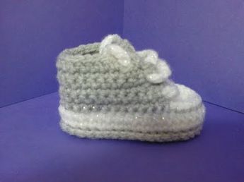 Baskets Converse au crochet (Taille naissance à 12 mois) Partie 1/2 TUTO pour débutants - YouTube Crochet Baby Converse, Crochet Baby Shoes Tutorial, Baby Haken, Crochet Converse, Baby Boy Booties, Baskets Converse, Crochet Baby Boots, Baby Converse, Baby Booties Pattern