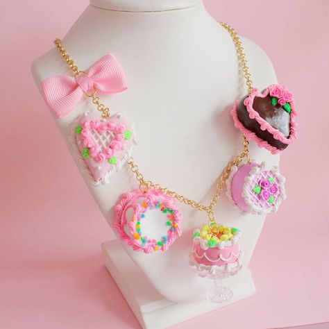 Kawaii Necklaces, Cake Marie Antoinette, Marie Antoinette Cake, Wonderland Artwork, Polymer Clay And Resin, Earrings Kawaii, Kawaii Things, Miniature Cake, Fashion Queen