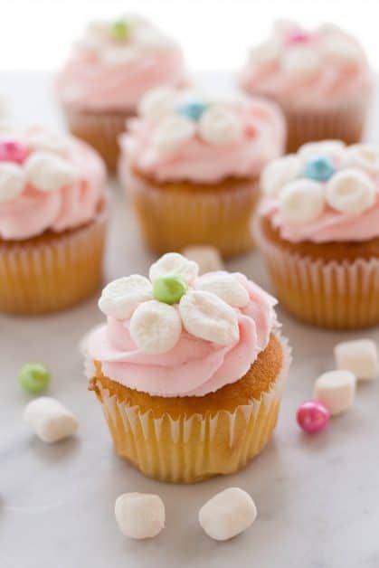 You can make these marshmallow flower cupcakes with your favorite recipe, or you can add the marshmallow flowers to store bought cupcakes. They are quick and easy to make. Marshmallow Flower Cupcakes, Marshmallow Flower, Easter Cupcakes Easy, Easy Cupcakes Decoration, Marshmallow Cupcakes, Marshmallow Flowers, How To Make Marshmallows, Delectable Desserts, Easy Cupcakes