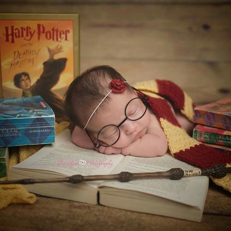 Harry Potter baby picture Photography Harry Potter, Baby Announcement Photoshoot, Harry Potter Nursery, Boy Photo Shoot, Foto Newborn, Harry Potter Baby Shower, Harry Potter Kids, Baby Photoshoot Boy, Harry Potter Baby