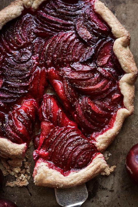 Easy Plum Galette - Curly Girl Kitchen Galette Recipe Desserts, Blueberry Crumb Pie, Plum Pie Recipe, Cherry Crumb Pie, Plum Galette, Plum Juice, Plum Pie, Plum Tart, Wild Foraging