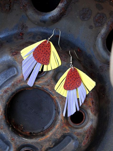 Rockin' leather feather earrings! The red looks like guitar picks. Leather Feather Earrings, Leather Jewellery, Paper Earrings, Leather Art, Feather Jewelry, Earrings Inspiration, Paper Jewelry, Guitar Picks, Creative Jewelry