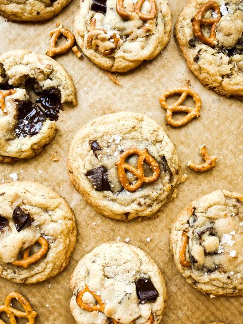 Bourbon Toffee Chocolate Chunk Cookies by Wood and Spoon blog. These are chewy chocolate chip cookies filled with bourbon, toffee, and pretzels. These cookies are sweet and salty with a hint of whiskey, making them the perfect dessert to serve at Kentucky Derby parties. Bourbon lovers will love these cookies! Find the recipe and how-to at thewoodandspoon.com Caramel Pretzel Cookies, Peanut Butter Pretzel Cookies, Pretzel Chocolate, Life Made Simple, Chocolate Caramel Pretzels, Pretzel Cookies, Salted Pretzel, Caramel Pretzels, Peanut Butter Pretzel