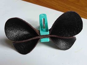 Leather Keychain, Free Tutorial, Cool Gadgets, Leather Craft, Sunglasses Case, Gadgets, Diy Projects, Tableware, Leather