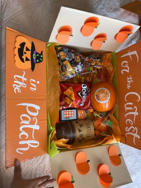 Fall Basket For Boyfriend, Pumpkin Patch Diy, Fall Basket Ideas, Care Package Decorating, Fall Care Package, Spooky Basket, Fall Basket, Halloween Care Packages, Spooky Halloween Gifts