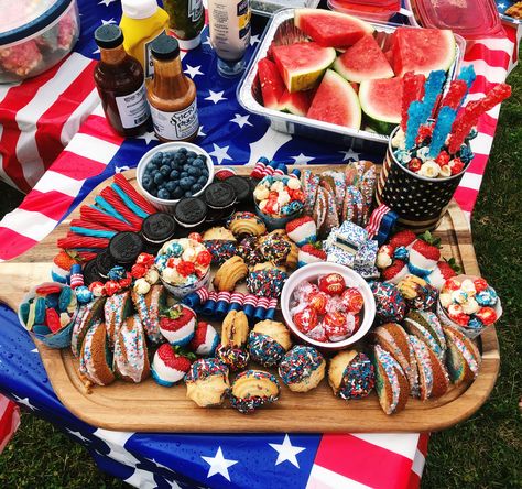 Fourth Of July Barbecue, 4th Of July Picnic, Fourth Of July Party Aesthetic, 4th Of July Bbq, 4th Of July Beach, Fourth Of July Beach Party, Memorial Day Snack Board, 4th Of July Food Bbq Party Ideas, 4th Of July Boat Aesthetic