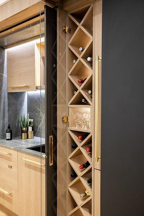 Wine Rack Ideas Kitchen, Wine Kitchen Decor Ideas, Police Za Vino, Kitchen Wine Storage, Wine Rack Kitchen, Wine Rack Inspiration, Wine Cellar Inspiration, Modern Kitchen Open Plan, Speakeasy Decor