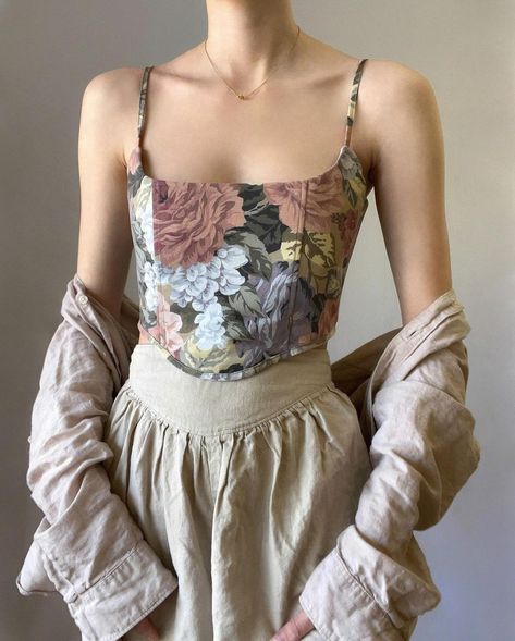 Girls Top Design, Cottagecore Top, Corset Outfit, Floral Bustier, Crop Top Designs, Vest Crop Top, Dress Flower, Vestidos Vintage, Up Girl