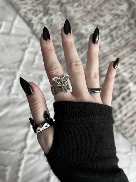 Black Nails Acrylic Pointy, Goth Bat Nails, Simple Punk Nails, Grunge Emo Nails, Cute Alternative Nails, Short Goth Nails Ideas, Black Nails Ideas Matte, Black Alt Nails, Pointy Nails Black