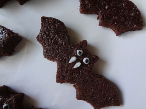 Bat Brownies, Halloween Craft Activities, Halloween Party Appetizers, Halloween Party Snacks, Halloween Food Treats, Halloween Chocolate, Spooky Treats, Halloween Dinner, Halloween Snacks