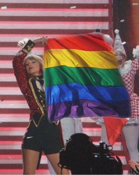 Taylor Swfit, Taylor Swift Fotos, Please Me, Camila Morrone, Lgbt Flag, Estilo Taylor Swift, Red Taylor, Taylor Swift Wallpaper, Long Live Taylor Swift