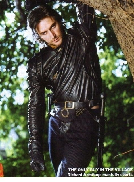 Richard Armitage as Sir Guy of Gisborne in Robin Hood (2006-2009) Richard Armitage Girlfriend, Robin Hood Costume, Robin Hood Bbc, Guy Of Gisborne, Leather Clothes, Bonnie Tyler, North And South, Richard Armitage, Robin Hood